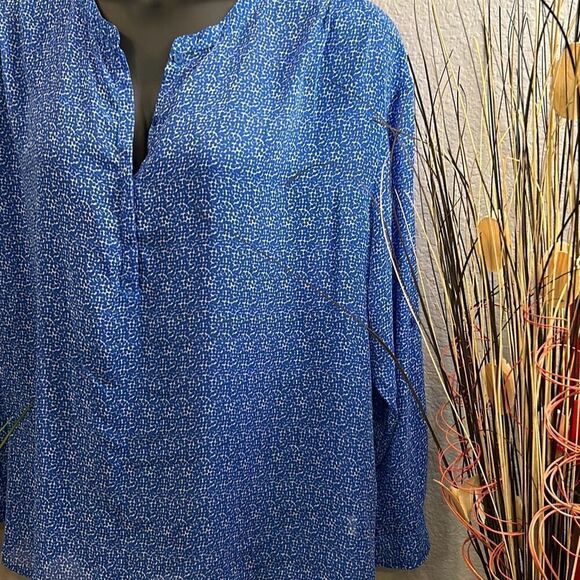 #98 a.n.a blue/white Long adjustable sleeve semi sheer, printed top size 3X - Picture 5 of 8